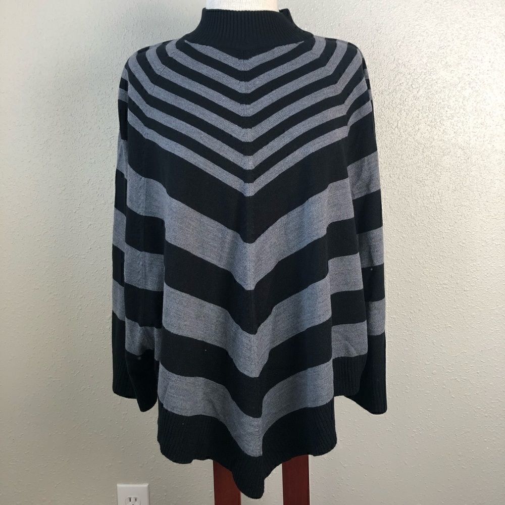 NWT Larry Levine Poncho Style Top Size Medium